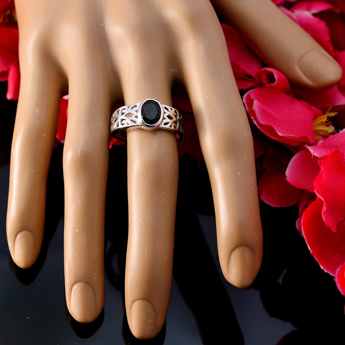 Priya Filigree Black Solitaire Ring