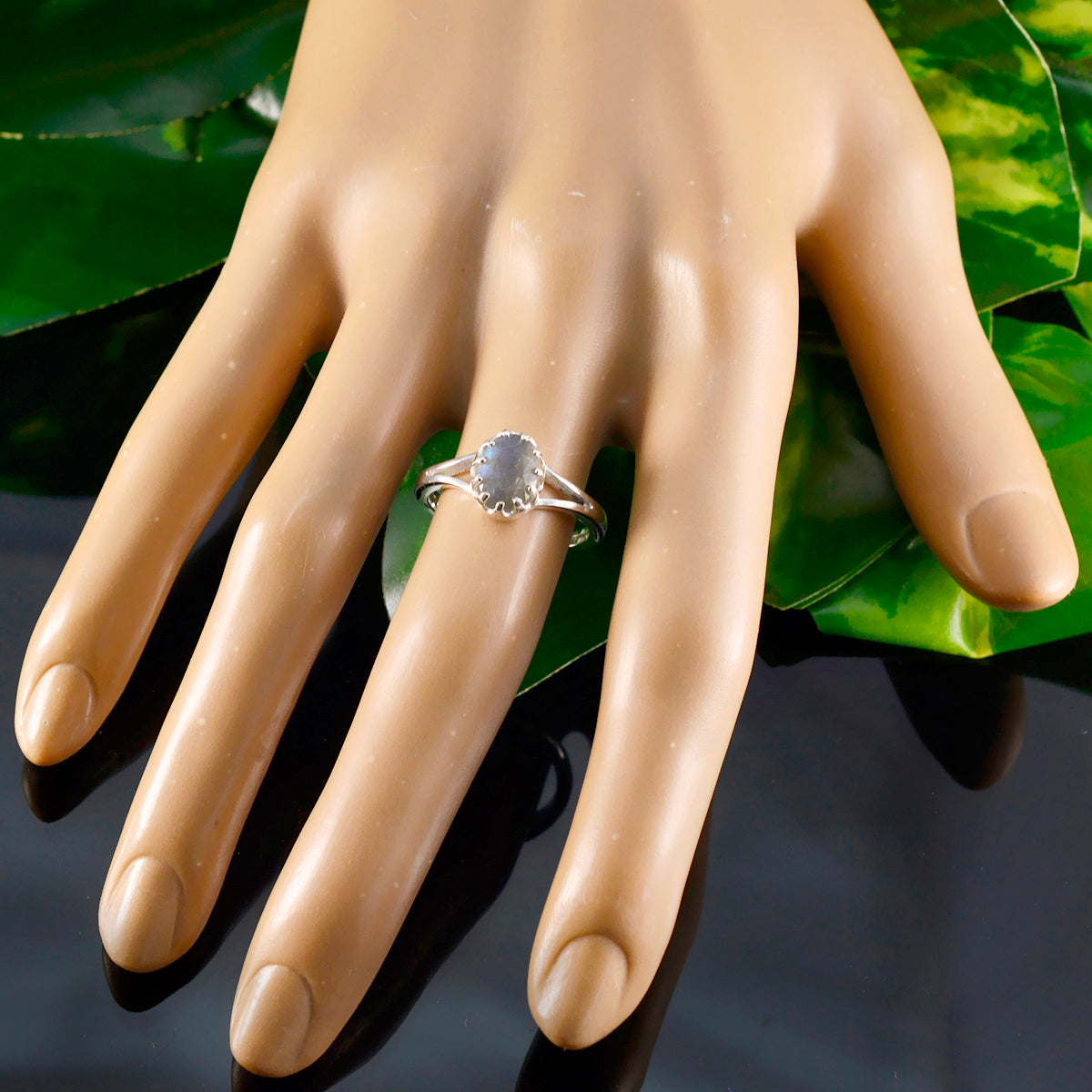 Violet Solitaire Ring with Elegant Gemstone Design
