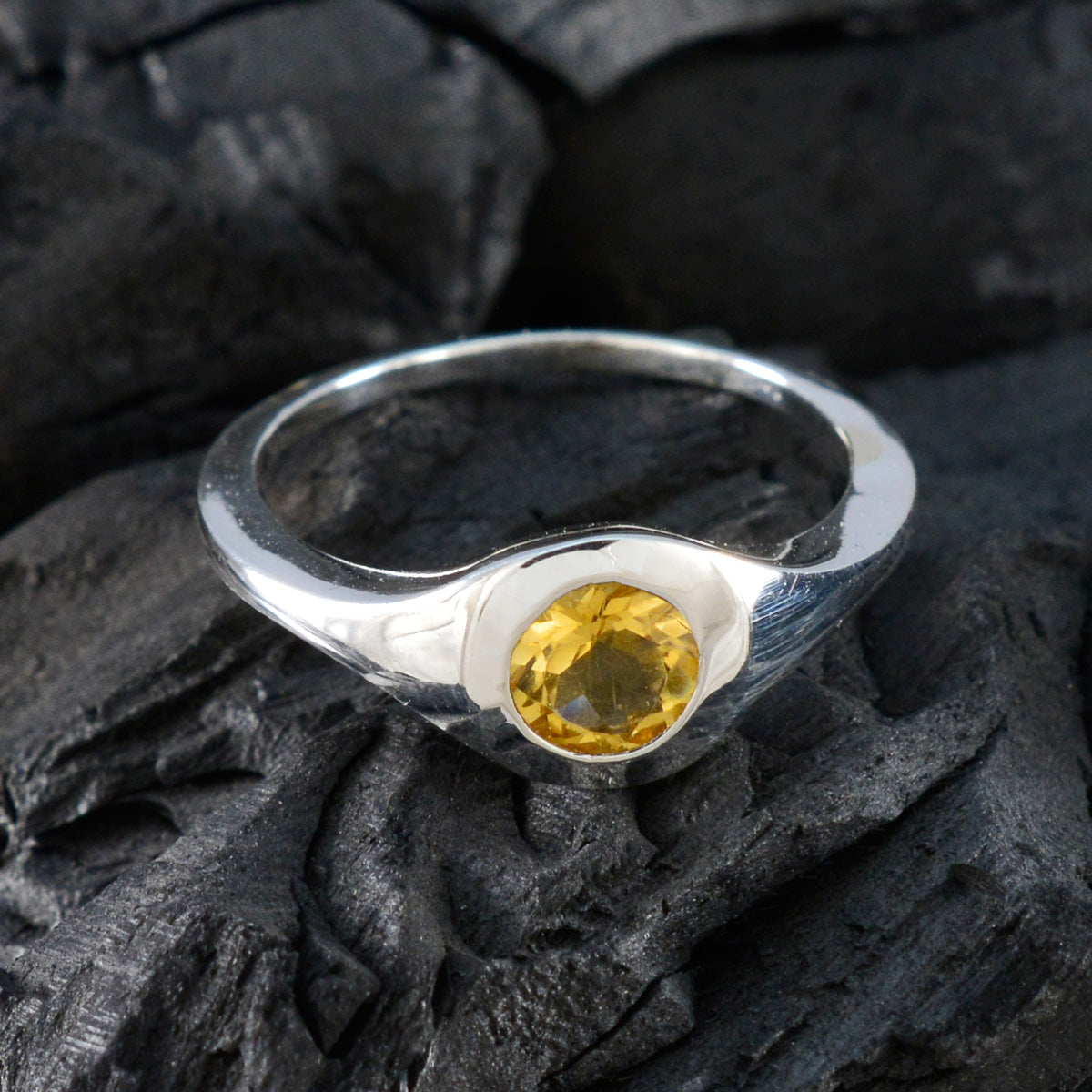 Tereza Luxurious Yellow Solitaire Ring