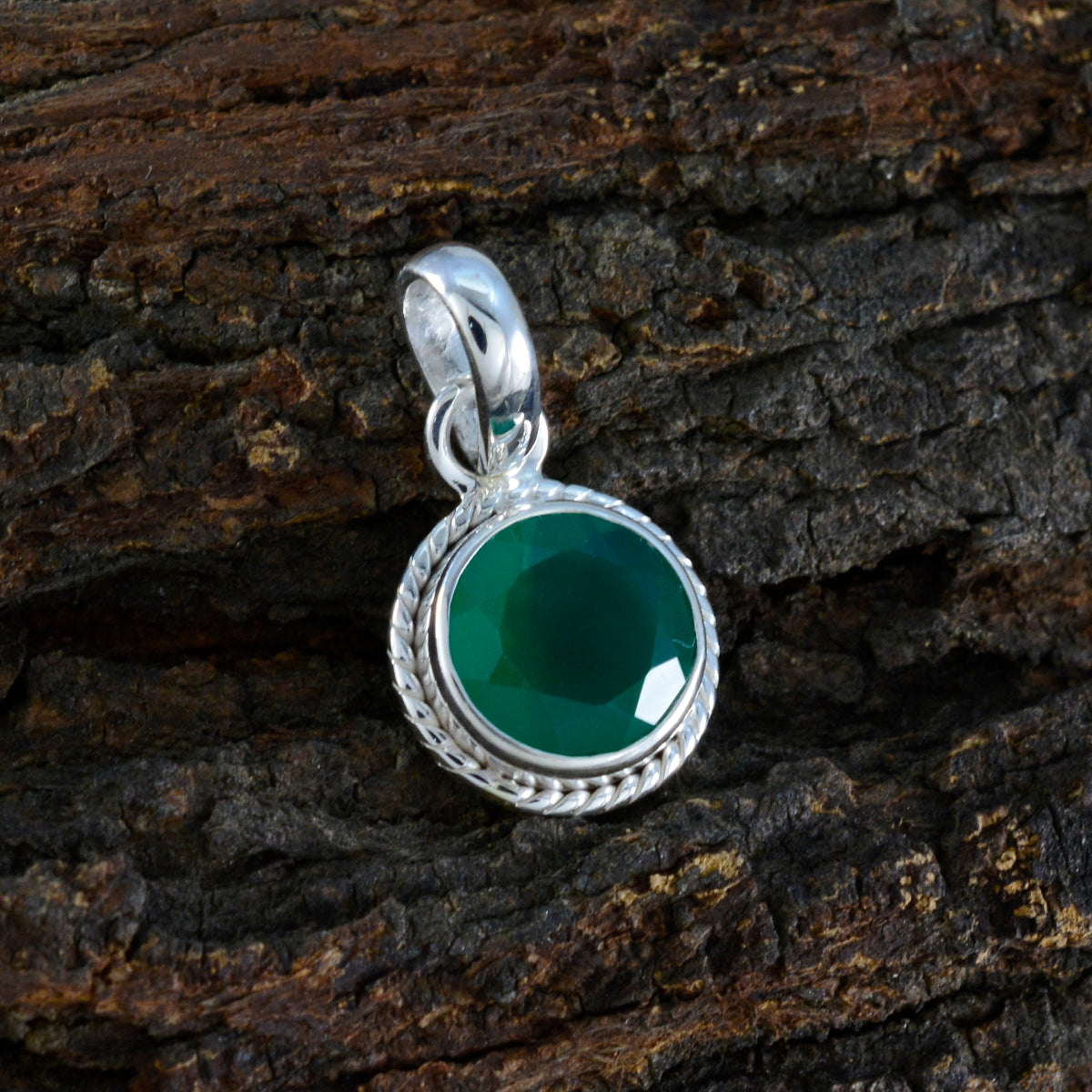 Noelia Rope Wire Jewelry Pendant with Green Gemstone