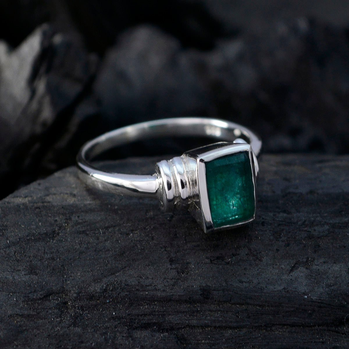 Li Lee Graceful Green Solitaire Ring